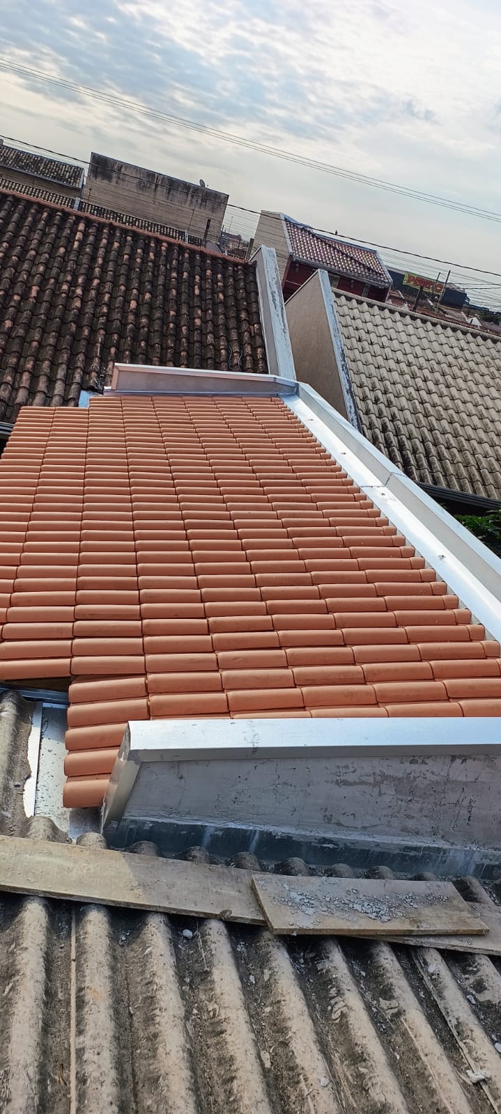 Telhado com rufos galvanizados e calhas instalados