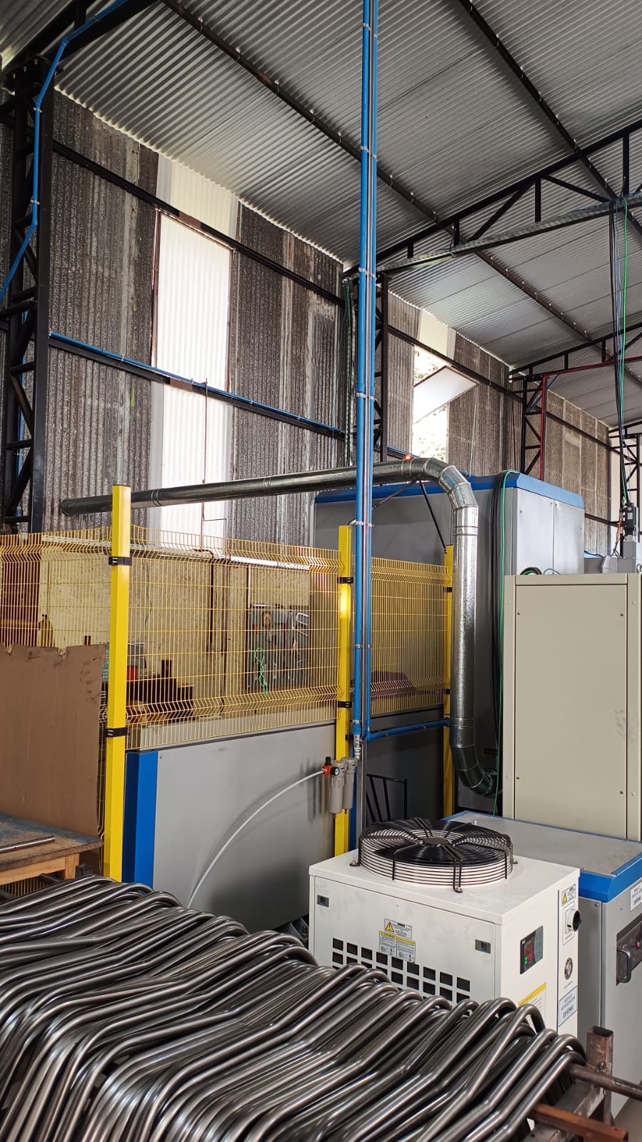Instalação industrial de condutores e tubulações