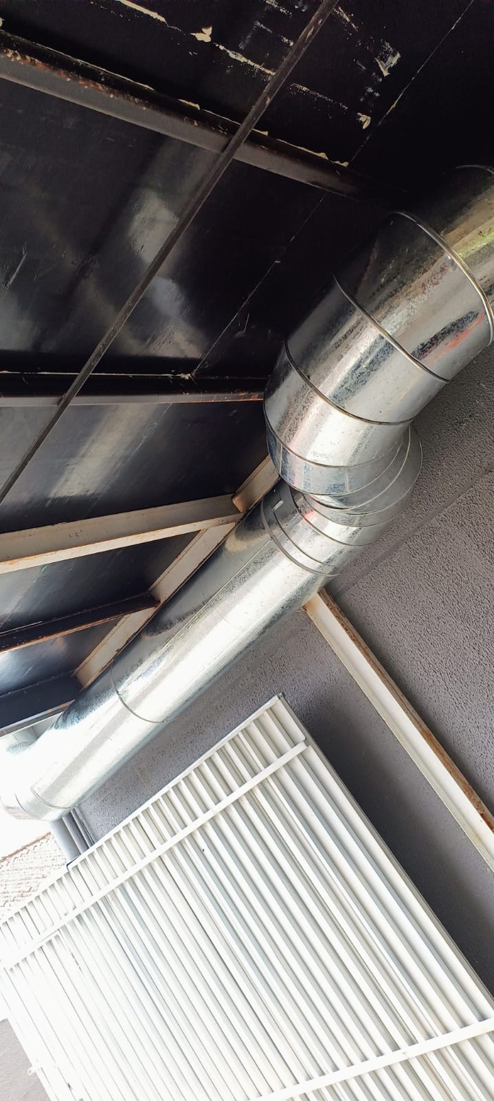 Condutor galvanizado instalado em parede