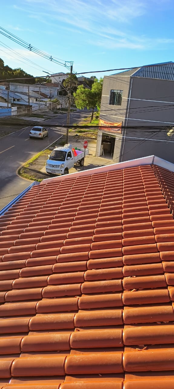 Telhado cerâmico com calha e rufo azul