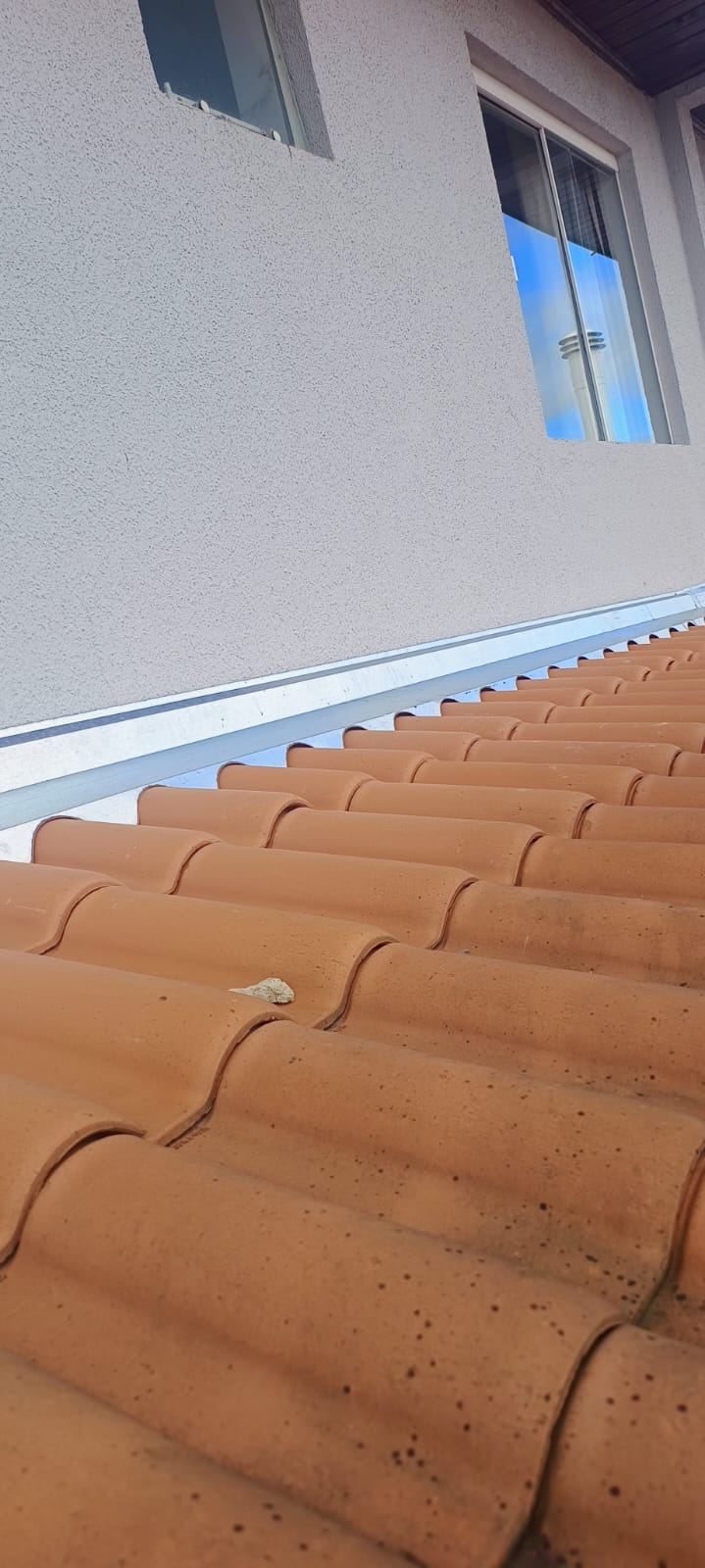 Rufo de encosto instalado entre parede e telhado