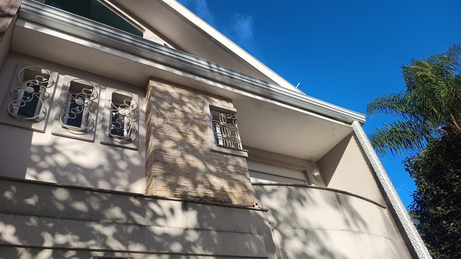 Obra residencial com calhas e rufos instalados pela Maxi Calhas em Araucária