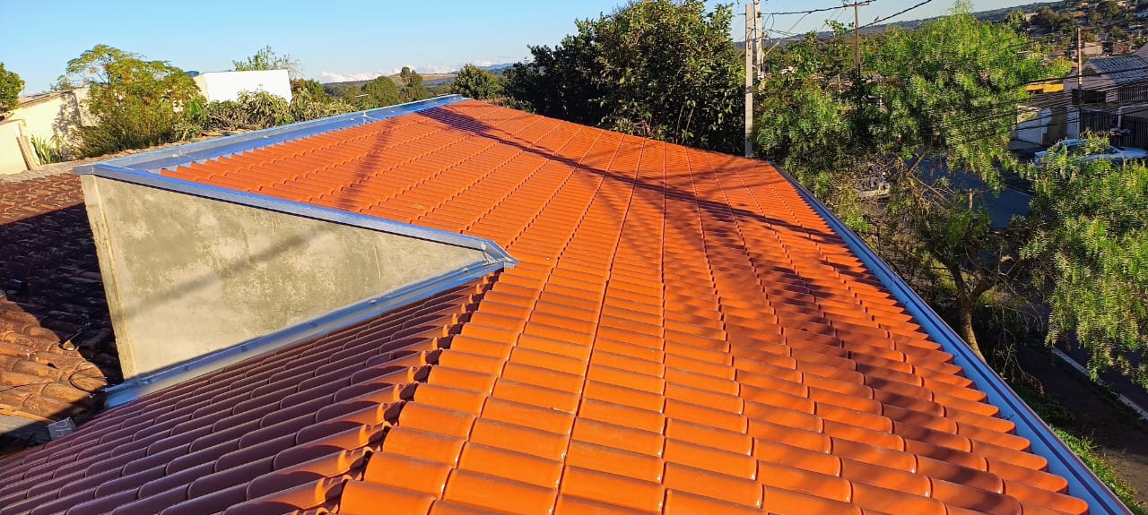 Calha azul instalada em telhado residencial