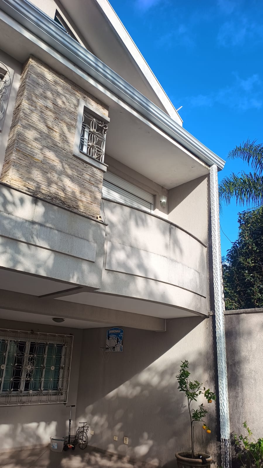 Casa com calhas e rufos instalados pela Maxi Calhas